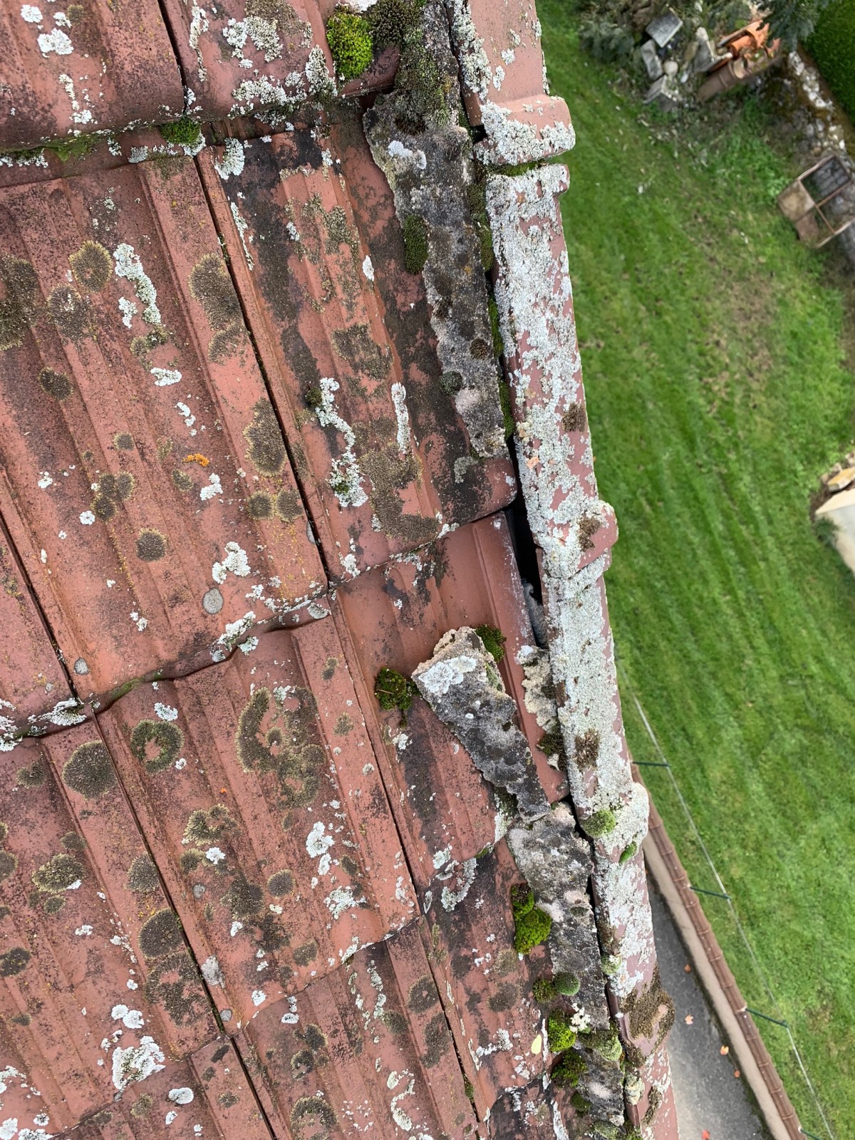 Couvreur pour réparation de toiture qui fuit à cause des intempéries à Lausanne