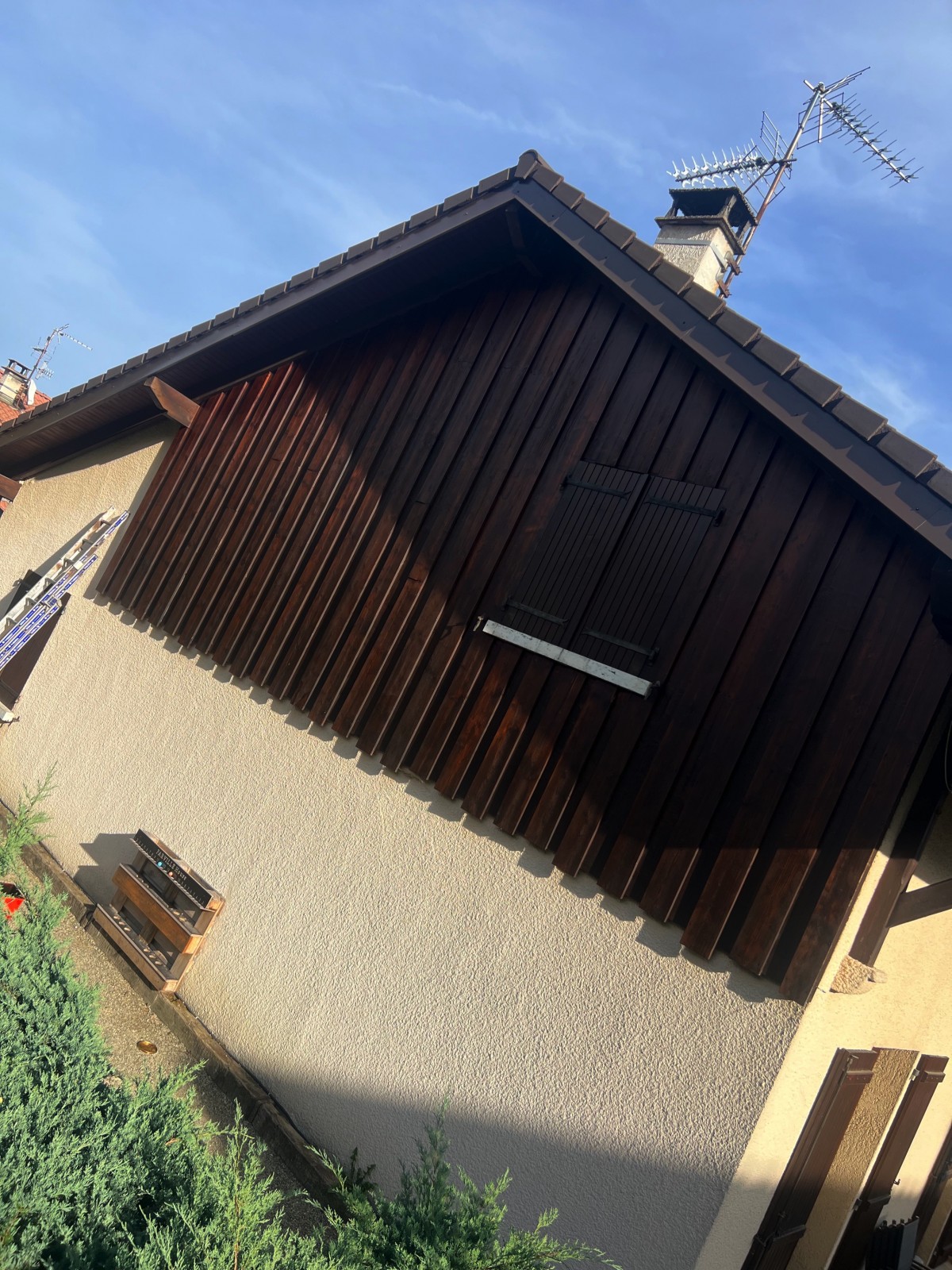 Rénovation lasure pour façade bardage en bois professionnel à Coppet
