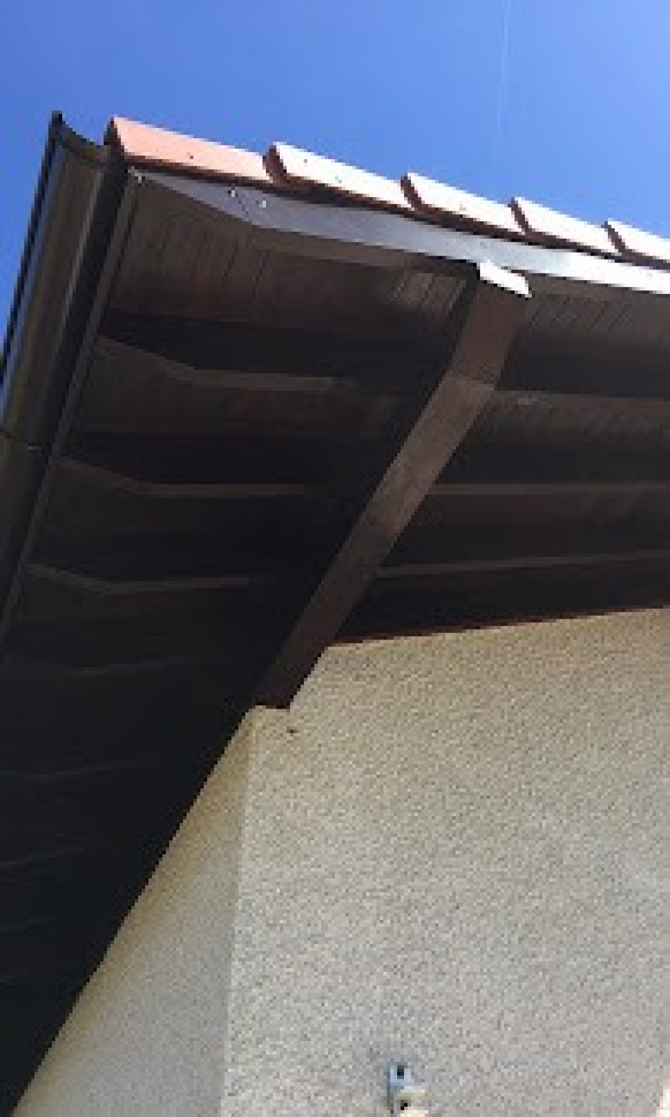 Peintres pour boiseries extérieures, lasure  protection et peinture de vos avant toits et clôtures sur Coppet.