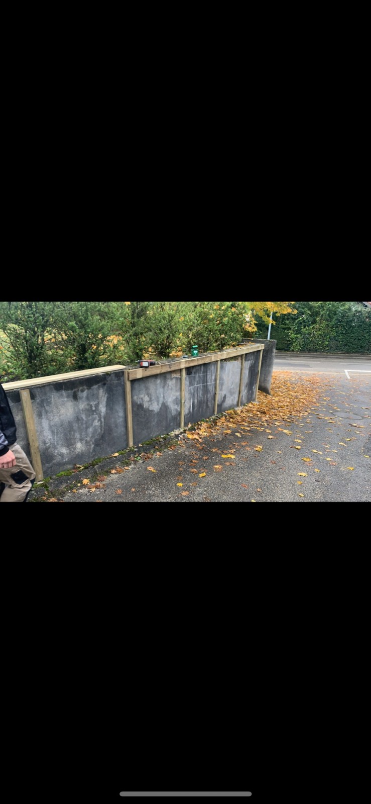 habillage décoratif en bois d’un muret en béton à Nyon 